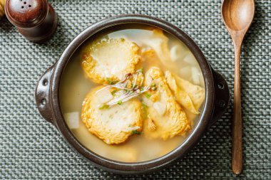 Omukguk, Fishcake Çorbası: Kaynayan balık köftesi ve soya soslu turptan yapılan bu yemek, Kore 'nin en popüler aperatiflerinden biri olan baharatlı tteokbokki ile birlikte tatlı bir lezzetle karakterize edilir.