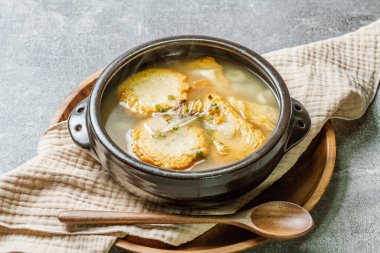 Omukguk, Fishcake Çorbası: Kaynayan balık köftesi ve soya soslu turptan yapılan bu yemek, Kore 'nin en popüler aperatiflerinden biri olan baharatlı tteokbokki ile birlikte tatlı bir lezzetle karakterize edilir.