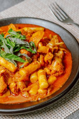 Dakgalbi, Kore usulü baharatlı, pirinçli kızarmış tavuk gochujang 'da marine edilmiş tavuk parçaları ve lahana, tatlı patates, havuç ve pirinç kekleri ile birlikte ızgarada kızartılmış. Gangwon Provinc 'teki Chuncheon şehrinin yerel bir yemeği.