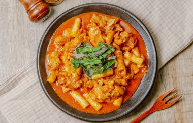 Dakgalbi, Kore usulü baharatlı, pirinçli kızarmış tavuk gochujang 'da marine edilmiş tavuk parçaları ve lahana, tatlı patates, havuç ve pirinç kekleri ile birlikte ızgarada kızartılmış. Gangwon Provinc 'teki Chuncheon şehrinin yerel bir yemeği.