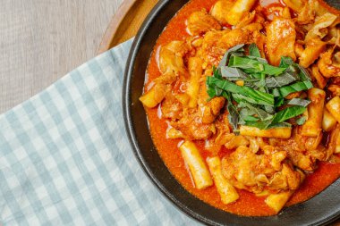 Dakgalbi, Kore usulü baharatlı, pirinçli kızarmış tavuk gochujang 'da marine edilmiş tavuk parçaları ve lahana, tatlı patates, havuç ve pirinç kekleri ile birlikte ızgarada kızartılmış. Gangwon Provinc 'teki Chuncheon şehrinin yerel bir yemeği.