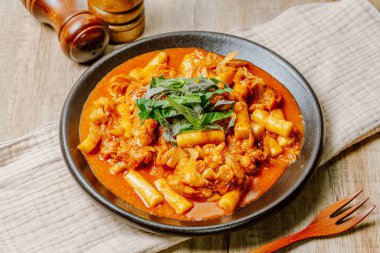 Dakgalbi, Kore usulü baharatlı, pirinçli kızarmış tavuk gochujang 'da marine edilmiş tavuk parçaları ve lahana, tatlı patates, havuç ve pirinç kekleri ile birlikte ızgarada kızartılmış. Gangwon Provinc 'teki Chuncheon şehrinin yerel bir yemeği.