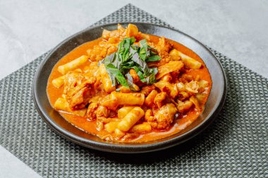 Dakgalbi, Kore usulü baharatlı, pirinçli kızarmış tavuk gochujang 'da marine edilmiş tavuk parçaları ve lahana, tatlı patates, havuç ve pirinç kekleri ile birlikte ızgarada kızartılmış. Gangwon Provinc 'teki Chuncheon şehrinin yerel bir yemeği.