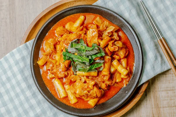 Dakgalbi, Kore usulü baharatlı, pirinçli kızarmış tavuk gochujang 'da marine edilmiş tavuk parçaları ve lahana, tatlı patates, havuç ve pirinç kekleri ile birlikte ızgarada kızartılmış. Gangwon Provinc 'teki Chuncheon şehrinin yerel bir yemeği.