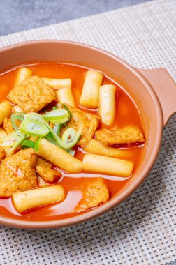 Tteokbokki, Karıştırılmış Pirinç Keki: Dilimlenmiş pirinç kek barı (garaetteok) veya baharatlı gochujang sosu ve sebze ve balık köftesi ile kızartılmış pirinç keki çubukları (Tteokbokkitteok)..