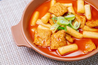 Tteokbokki, Karıştırılmış Pirinç Keki: Dilimlenmiş pirinç kek barı (garaetteok) veya baharatlı gochujang sosu ve sebze ve balık köftesi ile kızartılmış pirinç keki çubukları (Tteokbokkitteok)..