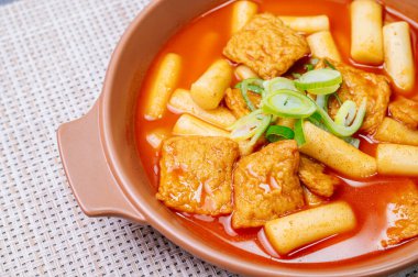 Tteokbokki, Karıştırılmış Pirinç Keki: Dilimlenmiş pirinç kek barı (garaetteok) veya baharatlı gochujang sosu ve sebze ve balık köftesi ile kızartılmış pirinç keki çubukları (Tteokbokkitteok)..