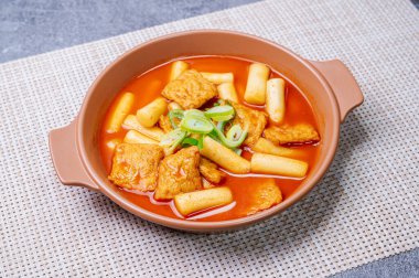Tteokbokki, Karıştırılmış Pirinç Keki: Dilimlenmiş pirinç kek barı (garaetteok) veya baharatlı gochujang sosu ve sebze ve balık köftesi ile kızartılmış pirinç keki çubukları (Tteokbokkitteok)..