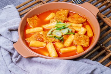 Tteokbokki, Karıştırılmış Pirinç Keki: Dilimlenmiş pirinç kek barı (garaetteok) veya baharatlı gochujang sosu ve sebze ve balık köftesi ile kızartılmış pirinç keki çubukları (Tteokbokkitteok)..