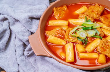 Tteokbokki, Karıştırılmış Pirinç Keki: Dilimlenmiş pirinç kek barı (garaetteok) veya baharatlı gochujang sosu ve sebze ve balık köftesi ile kızartılmış pirinç keki çubukları (Tteokbokkitteok)..
