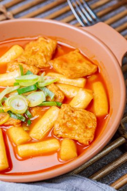 Tteokbokki, Karıştırılmış Pirinç Keki: Dilimlenmiş pirinç kek barı (garaetteok) veya baharatlı gochujang sosu ve sebze ve balık köftesi ile kızartılmış pirinç keki çubukları (Tteokbokkitteok)..