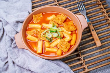Tteokbokki, Karıştırılmış Pirinç Keki: Dilimlenmiş pirinç kek barı (garaetteok) veya baharatlı gochujang sosu ve sebze ve balık köftesi ile kızartılmış pirinç keki çubukları (Tteokbokkitteok)..