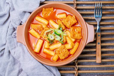 Tteokbokki, Karıştırılmış Pirinç Keki: Dilimlenmiş pirinç kek barı (garaetteok) veya baharatlı gochujang sosu ve sebze ve balık köftesi ile kızartılmış pirinç keki çubukları (Tteokbokkitteok)..