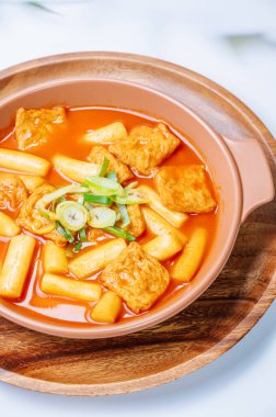Tteokbokki, Karıştırılmış Pirinç Keki: Dilimlenmiş pirinç kek barı (garaetteok) veya baharatlı gochujang sosu ve sebze ve balık köftesi ile kızartılmış pirinç keki çubukları (Tteokbokkitteok)..