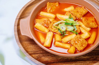Tteokbokki, Karıştırılmış Pirinç Keki: Dilimlenmiş pirinç kek barı (garaetteok) veya baharatlı gochujang sosu ve sebze ve balık köftesi ile kızartılmış pirinç keki çubukları (Tteokbokkitteok)..
