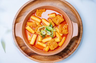 Tteokbokki, Karıştırılmış Pirinç Keki: Dilimlenmiş pirinç kek barı (garaetteok) veya baharatlı gochujang sosu ve sebze ve balık köftesi ile kızartılmış pirinç keki çubukları (Tteokbokkitteok)..