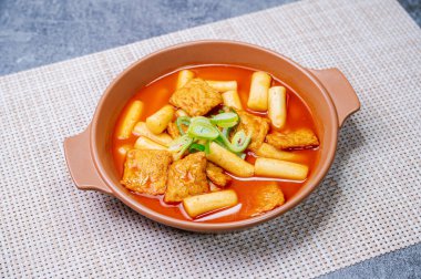 Tteokbokki, Karıştırılmış Pirinç Keki: Dilimlenmiş pirinç kek barı (garaetteok) veya baharatlı gochujang sosu ve sebze ve balık köftesi ile kızartılmış pirinç keki çubukları (Tteokbokkitteok)..