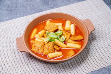Tteokbokki, Karıştırılmış Pirinç Keki: Dilimlenmiş pirinç kek barı (garaetteok) veya baharatlı gochujang sosu ve sebze ve balık köftesi ile kızartılmış pirinç keki çubukları (Tteokbokkitteok)..