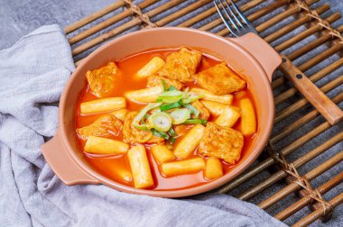 Tteokbokki, Karıştırılmış Pirinç Keki: Dilimlenmiş pirinç kek barı (garaetteok) veya baharatlı gochujang sosu ve sebze ve balık köftesi ile kızartılmış pirinç keki çubukları (Tteokbokkitteok)..