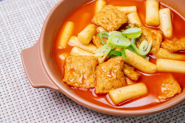 Tteokbokki, Karıştırılmış Pirinç Keki: Dilimlenmiş pirinç kek barı (garaetteok) veya baharatlı gochujang sosu ve sebze ve balık köftesi ile kızartılmış pirinç keki çubukları (Tteokbokkitteok)..