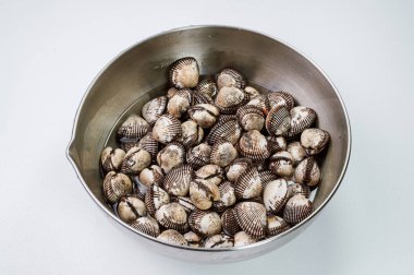       Bir kasede taze deniz ürünleri.