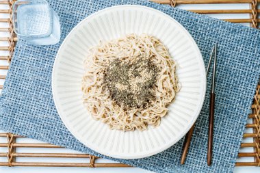  Makguksu, Kore usulü Karabuğday Eriştesi: Gangwon Eyaleti 'nin yerel bir spesiyali, Makguksu (karabuğday eriştesi) kimchi çorbası içinde karabuğday eriştesinden yapılmıştır..