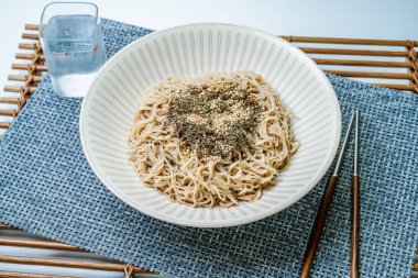  Makguksu, Kore usulü Karabuğday Eriştesi: Gangwon Eyaleti 'nin yerel bir spesiyali, Makguksu (karabuğday eriştesi) kimchi çorbası içinde karabuğday eriştesinden yapılmıştır..