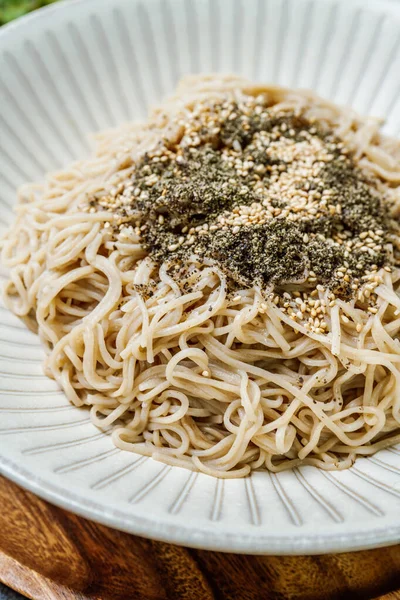  Makguksu, Kore usulü Karabuğday Eriştesi: Gangwon Eyaleti 'nin yerel bir spesiyali, Makguksu (karabuğday eriştesi) kimchi çorbası içinde karabuğday eriştesinden yapılmıştır..