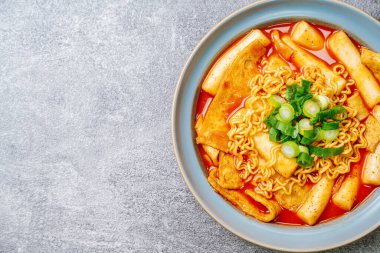 Rabokki, Kore usulü Kızarmış Anında Erişte: Erişteli tteokbokki. 