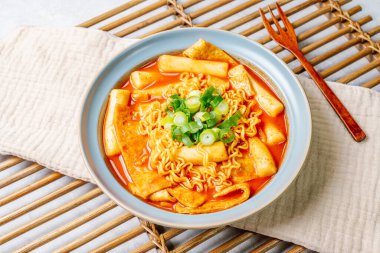 Rabokki, Kore usulü Kızarmış Anında Erişte: Erişteli tteokbokki. 