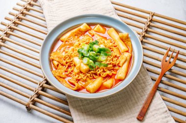 Rabokki, Kore usulü Kızarmış Anında Erişte: Erişteli tteokbokki. 