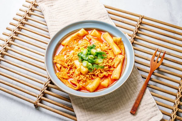 Rabokki, Kore usulü Kızarmış Anında Erişte: Erişteli tteokbokki. 
