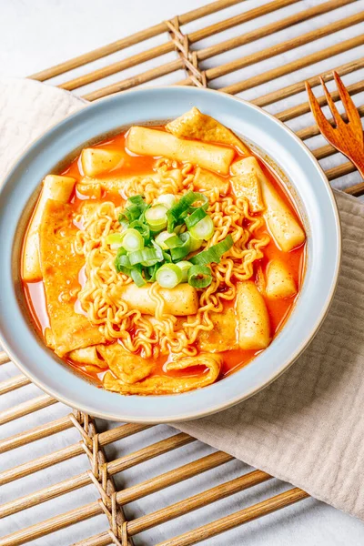 Rabokki Корейский Стиль Stir Fried Instant Noodle Блюдо Tteokbokki Лапшой — стоковое фото