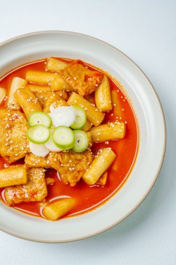 Tteokbokki, Karıştırılmış Pirinç Keki: Dilimlenmiş pirinç kek barı (garaetteok) veya baharatlı gochujang sosu ve sebze ve balık köftesi ile kızartılmış pirinç keki çubukları (Tteokbokkitteok)..