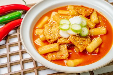 Tteokbokki, Karıştırılmış Pirinç Keki: Dilimlenmiş pirinç kek barı (garaetteok) veya baharatlı gochujang sosu ve sebze ve balık köftesi ile kızartılmış pirinç keki çubukları (Tteokbokkitteok)..