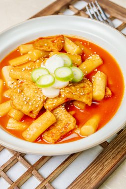 Tteokbokki, Karıştırılmış Pirinç Keki: Dilimlenmiş pirinç kek barı (garaetteok) veya baharatlı gochujang sosu ve sebze ve balık köftesi ile kızartılmış pirinç keki çubukları (Tteokbokkitteok)..