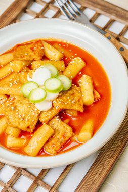 Tteokbokki, Karıştırılmış Pirinç Keki: Dilimlenmiş pirinç kek barı (garaetteok) veya baharatlı gochujang sosu ve sebze ve balık köftesi ile kızartılmış pirinç keki çubukları (Tteokbokkitteok)..