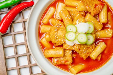 Tteokbokki, Karıştırılmış Pirinç Keki: Dilimlenmiş pirinç kek barı (garaetteok) veya baharatlı gochujang sosu ve sebze ve balık köftesi ile kızartılmış pirinç keki çubukları (Tteokbokkitteok)..