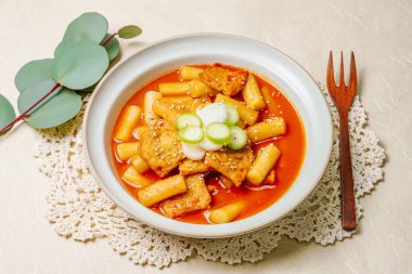 Tteokbokki, Karıştırılmış Pirinç Keki: Dilimlenmiş pirinç kek barı (garaetteok) veya baharatlı gochujang sosu ve sebze ve balık köftesi ile kızartılmış pirinç keki çubukları (Tteokbokkitteok)..
