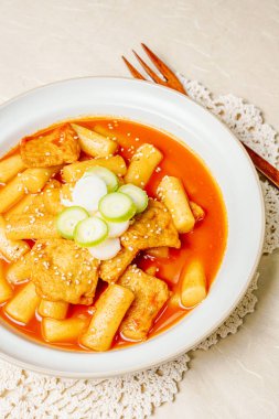 Tteokbokki, Karıştırılmış Pirinç Keki: Dilimlenmiş pirinç kek barı (garaetteok) veya baharatlı gochujang sosu ve sebze ve balık köftesi ile kızartılmış pirinç keki çubukları (Tteokbokkitteok)..