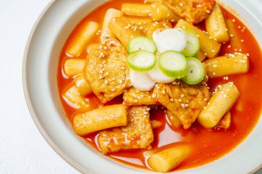        Tteokbokki, Karıştırılmış Pirinç Keki: Dilimlenmiş pirinç kek barı (garaetteok) veya baharatlı gochujang sosu ve sebze ve balık köftesi ile kızartılmış pirinç keki çubukları (Tteokbokkitteok).. 