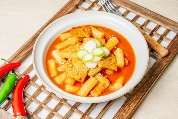 stock image Tteokbokki, Stir-fried Rice Cake : Sliced rice cake bar (garaetteok) or thin rice cake sticks (Tteokbokkitteok) stir-fried in a spicy gochujang sauce with vegetables and fish cakes.