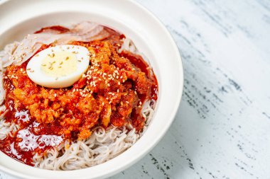 Kodarinaengmyeon, Kore Soğuk Karabuğday Eriştesi yarı kurumuş Pollak yemeği