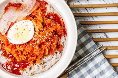 Kodarinaengmyeon, Kore Soğuk Karabuğday Eriştesi yarı kurumuş Pollak yemeği