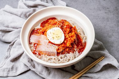 Kodarinaengmyeon, Kore Soğuk Karabuğday Eriştesi yarı kurumuş Pollak yemeği