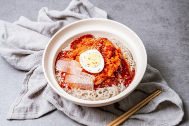 Kodarinaengmyeon, Kore Soğuk Karabuğday Eriştesi yarı kurumuş Pollak yemeği