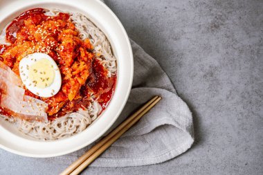 Kodarinaengmyeon, Kore Soğuk Karabuğday Eriştesi yarı kurumuş Pollak yemeği