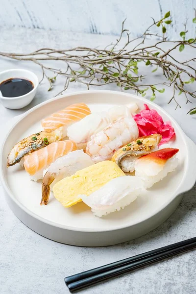Świeże Dania Kuchni Japońskiej Sushi Białych Talerzach — Zdjęcie stockowe