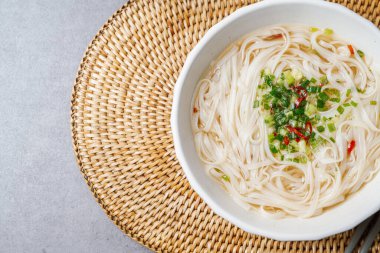 Beyaz kasede Vietnam yemeği pilavlı şehriye.