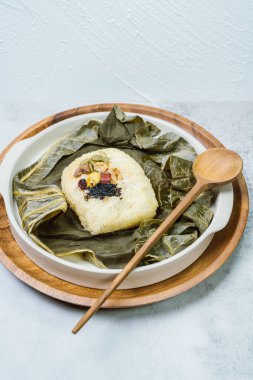 Yeonnipbap, Kore nilüfer yaprağı pilavı, glüten pilavı, hurma ve kestaneler nilüfer yaprağına sarılıp buharda pişirilmiş. Geçmişte, bu yemek Budist rahipler tarafından yapılmış ve tüketilmişti, ama şimdi sağlık bilinci olan insanlar arasında popüler.